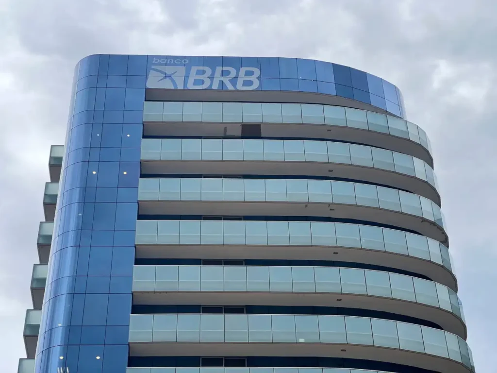 BRB Saiu do Momento Crítico e Não Será Vendido, Afirma Governadora do DF